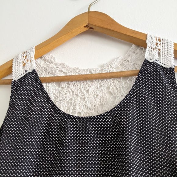 Skies are Blue Black and White Crochet Tank Sz SP - Picture 4 of 9